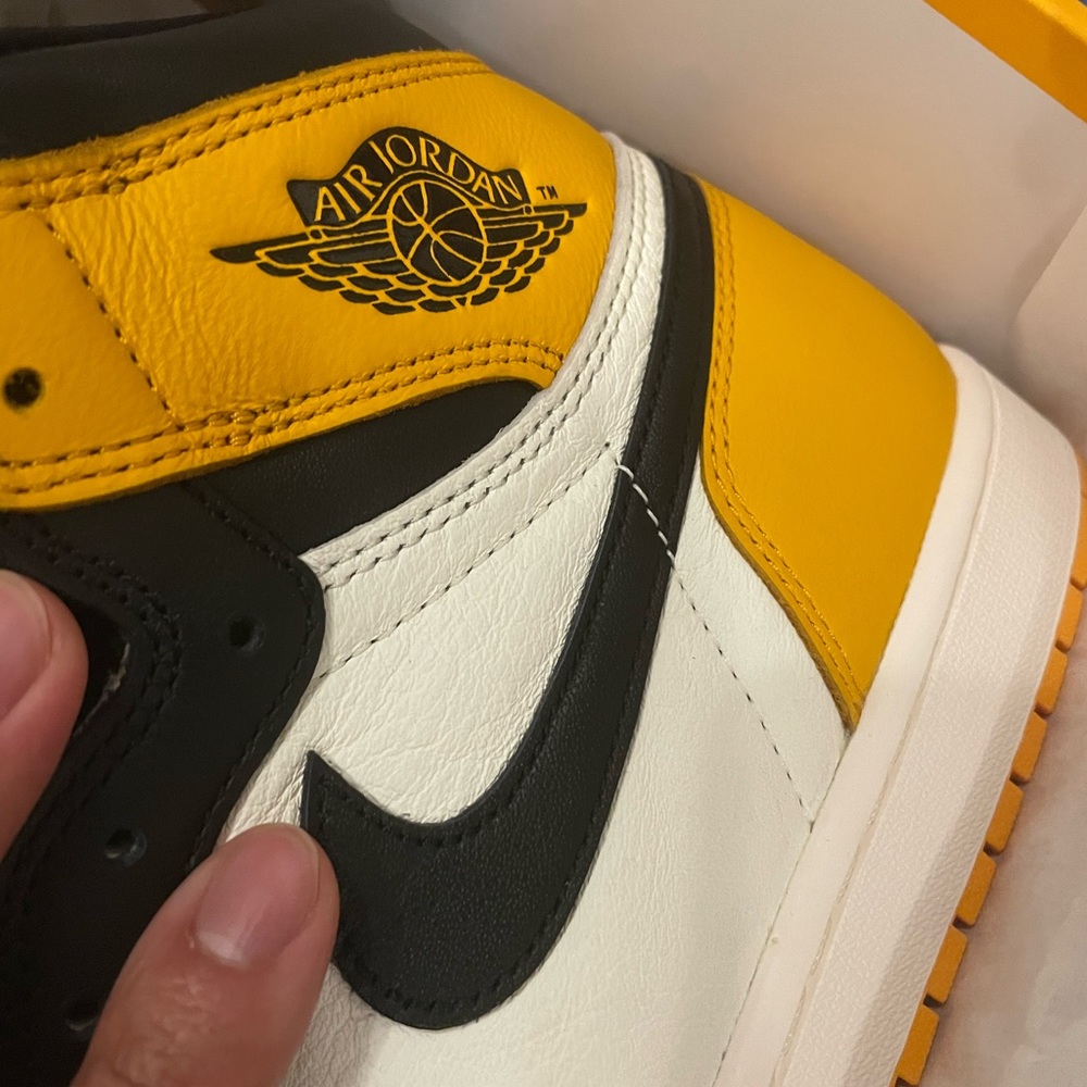 Nike Air Jordan Retro High Yellow and Black high taxi